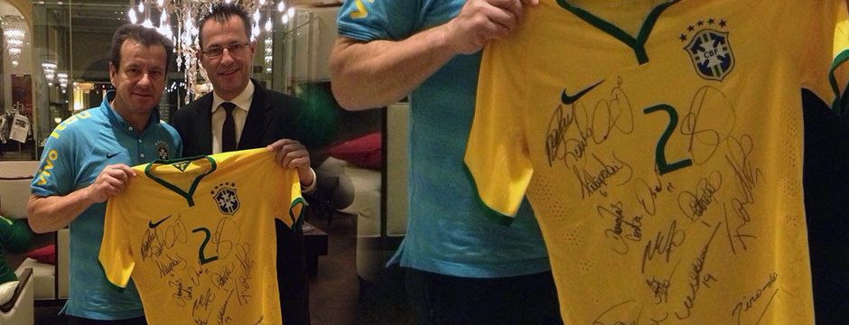 Brasiliens Nationalmannschaft spendet signiertes Trikot