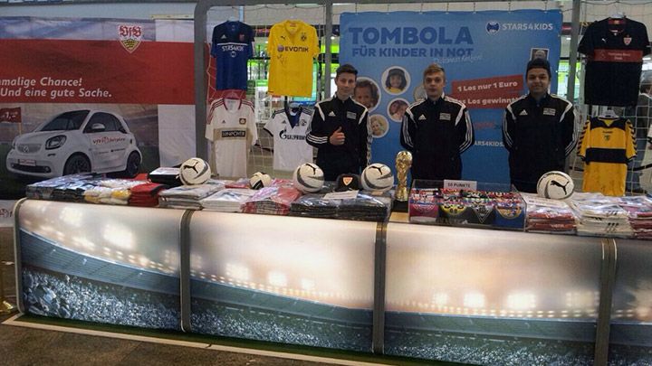 Charity-Tombola im Hauptbahnhof Stuttgart