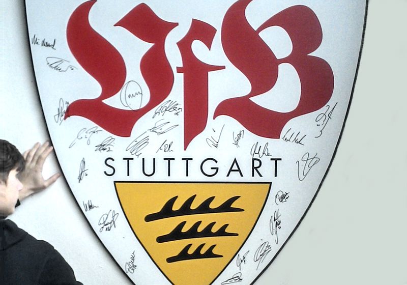Bundesligafinale: Vom Kader signiertes Riesen-VfB Stuttgart-Wappen