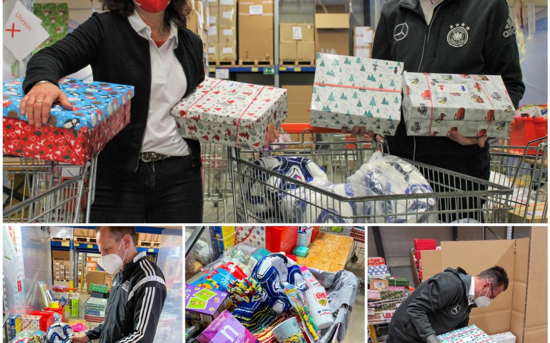 Geschenk mit Herz – Weihnachtspakete werden gepackt