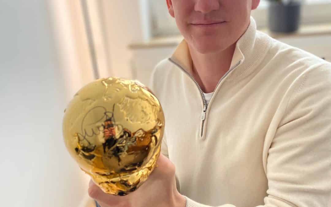 WM-Held Schweinsteiger signiert Weltpokal für Kinder in Not