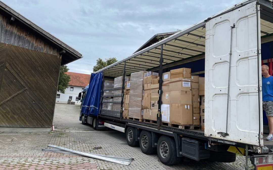 LKW mit Kleiderspenden verlässt Runding in Richtung polnisch-ukrainischer Grenze