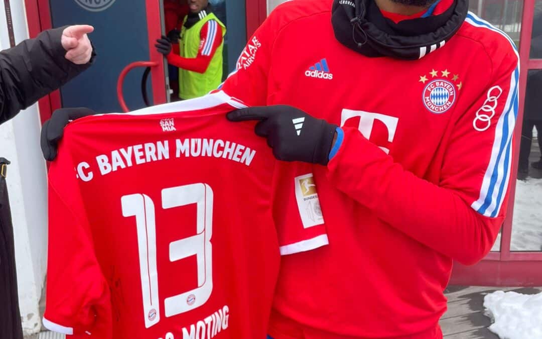 Choupo-Moting spendet signiertes Trikot