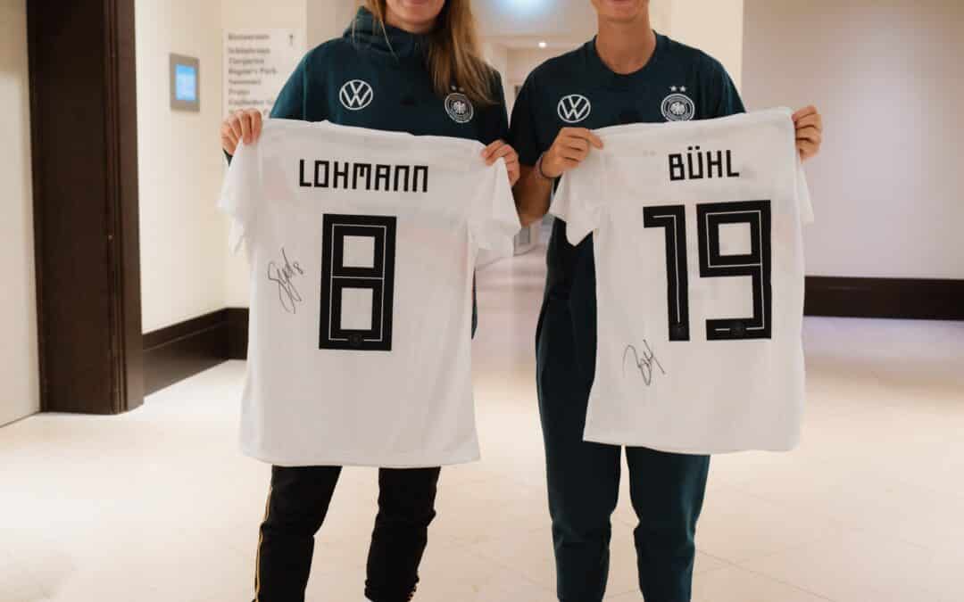 DFB-Frauen spenden signierte Trikots