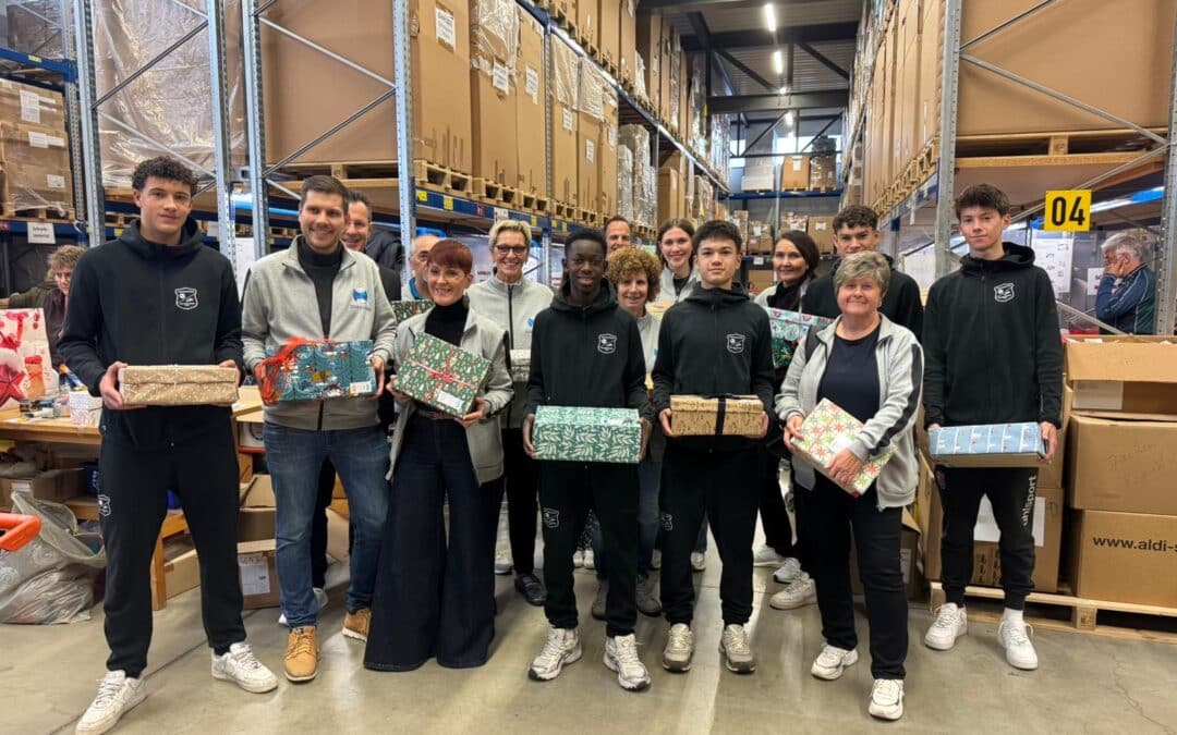 Weihnachtspäckchen mit der SpVgg Unterhaching kontrolliert