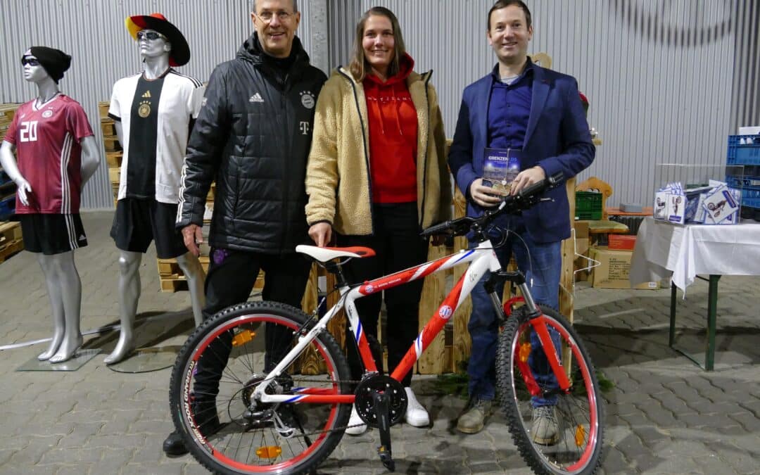 Rundinger Bürgermeister zieht glückliche Gewinnerin des FCB-Fahrrads